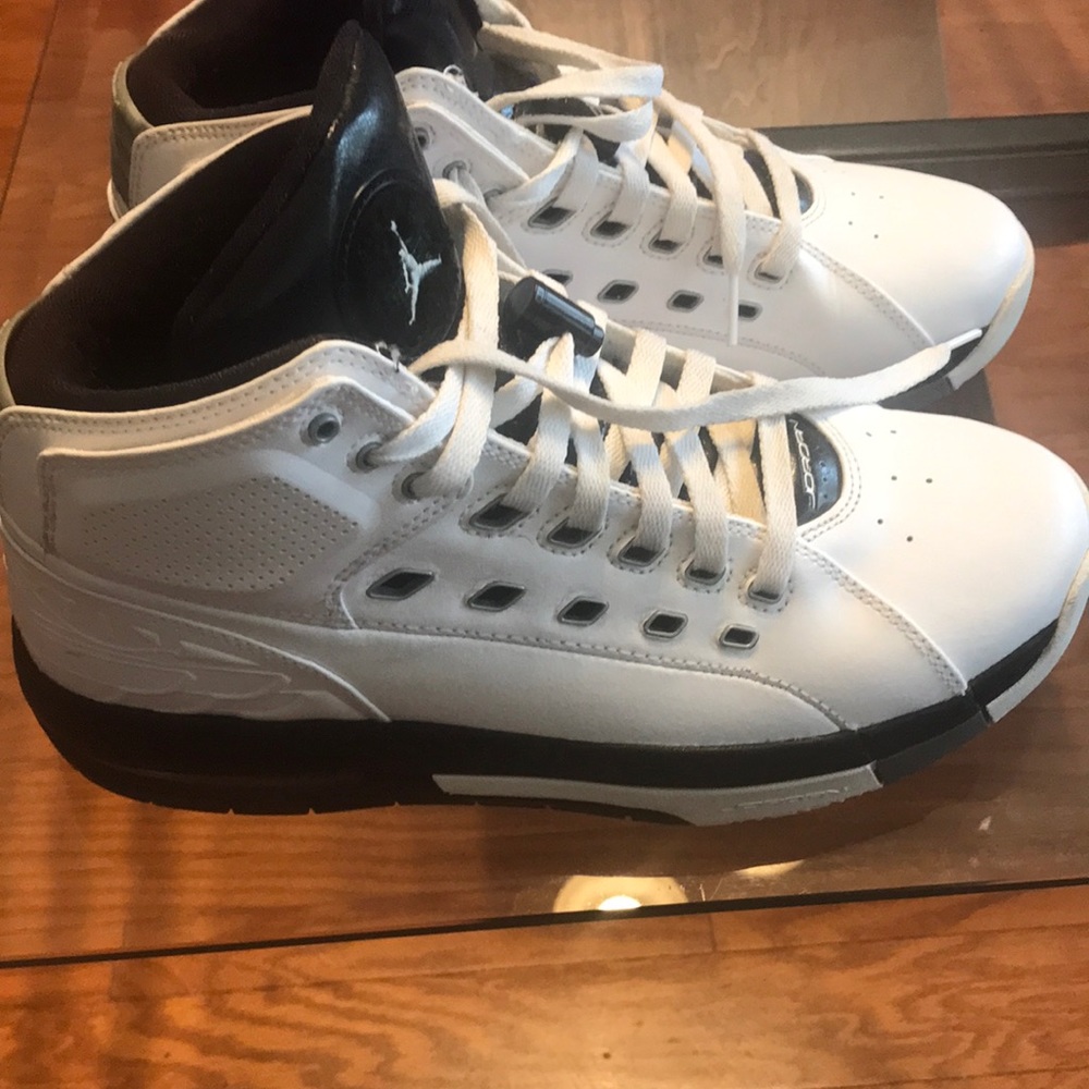 Jordan size 9 black and white